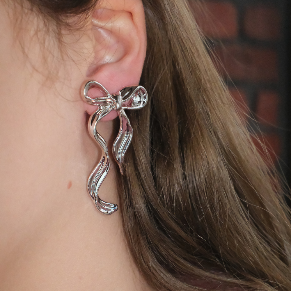 Metal Sallantılı Fiyonk Küpe
