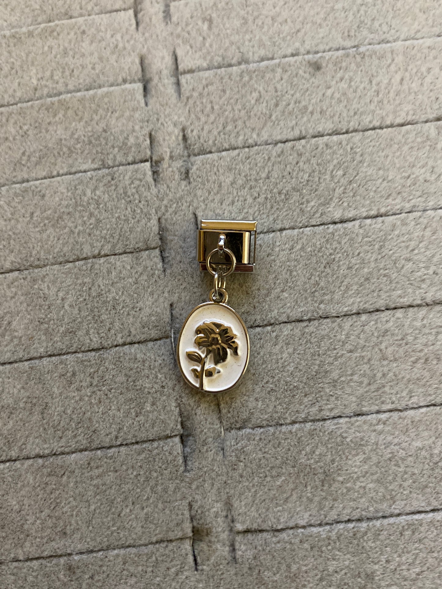 Beyaz Gül Sallantılı Charm