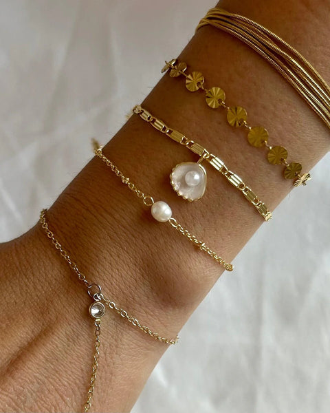 İrva Collection Meribella Bileklik with intricate design, featuring colorful beads and metal accents for stylish wristwear.