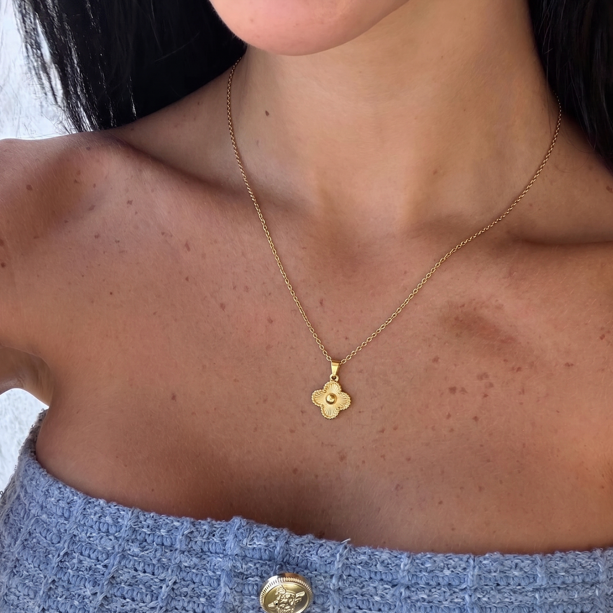 Gold-plated Çelik minimal yonca necklace from İrva Collection featuring a delicate four-leaf clover pendant.