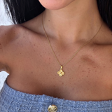 Gold-plated Çelik minimal yonca necklace from İrva Collection featuring a delicate four-leaf clover pendant.