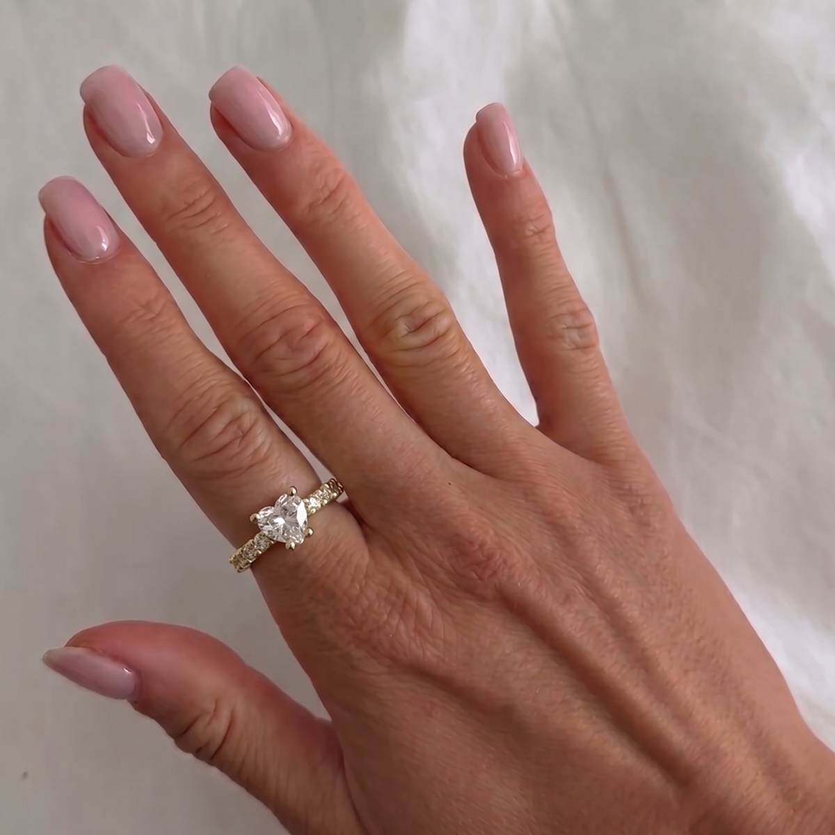 İrva Collection Tek Taş Yüzük with a prominent central gemstone and sleek silver band, showcasing elegant jewelry design.