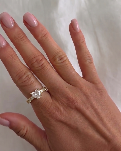 İrva Collection Tek Taş Yüzük with a prominent central gemstone and sleek silver band, showcasing elegant jewelry design.
