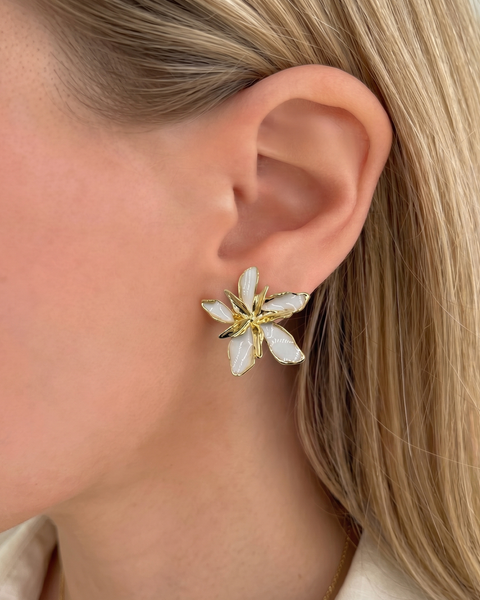 İrva Collection Beyaz Mineli Çiçek Küpe with delicate floral design and gold-tone finish, close-up view of earrings on white background.