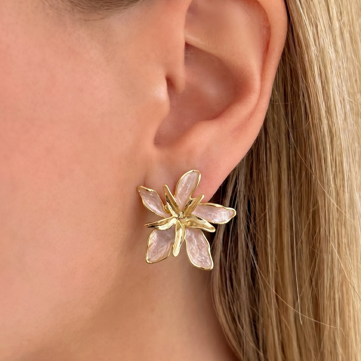 İrva Collection Mineli Çiçek Küpe with gold-tone finish and floral design, shown on a white background.