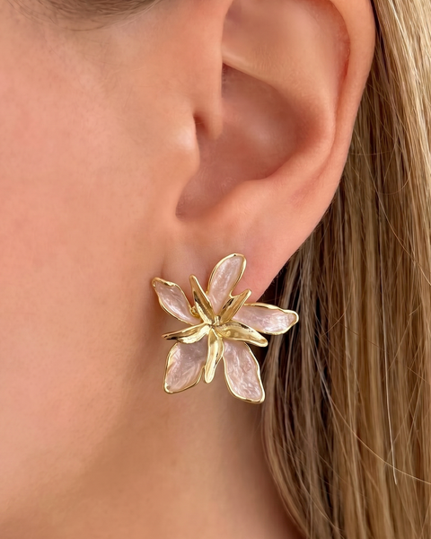 İrva Collection Mineli Çiçek Küpe with gold-tone finish and floral design, shown on a white background.