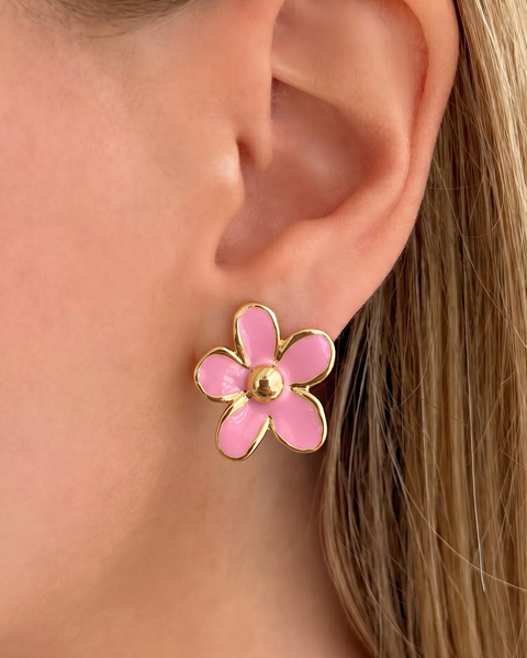 Pembe mineli çiçek küpe from İrva Collection featuring pink enamel and floral design, hanging earrings with intricate details.