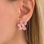 Pembe mineli çiçek küpe from İrva Collection featuring pink enamel and floral design, hanging earrings with intricate details.