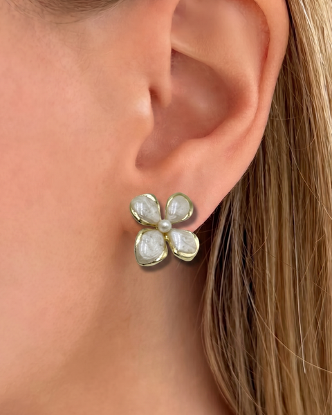 İrva Collection Beyaz Mineli İncili Çiçek Küpe with delicate flower design and pearl accents, showcasing elegant jewelry craftsmanship.