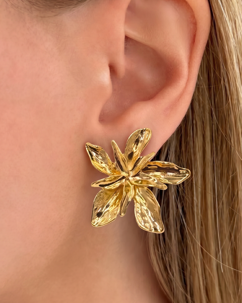 İrva Collection Dew Küpe, gold-toned dangling earrings with intricate leaf design, displayed on a white background.