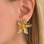 İrva Collection Dew Küpe, gold-toned dangling earrings with intricate leaf design, displayed on a white background.