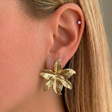 İrva Collection Flora Küpe featuring elegant gold-tone earrings with floral design and intricate detailing.