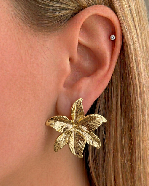 İrva Collection Flora Küpe featuring elegant gold-tone earrings with floral design and intricate detailing.