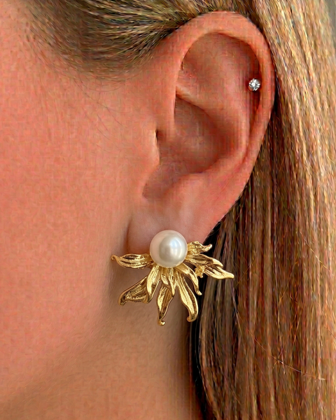 İrva Collection Calla Küpe, elegant gold-plated earrings with floral design, featuring delicate petal details and a stylish, modern look.