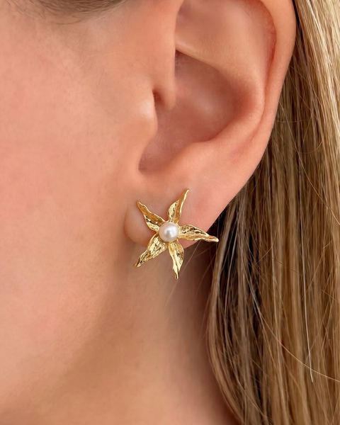 İrva Collection Luma Küpe featuring elegant silver hoop earrings with intricate detailing on a white background.