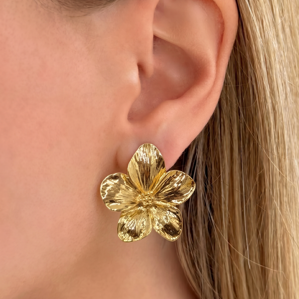 İrva Collection Thorn Küpe, gold-tone hoop earrings with spike design, showcasing a stylish and edgy jewelry piece.