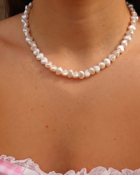 Elegant Barok İnci Kolye by İrva Collection featuring a string of lustrous baroque pearls on a delicate silver chain.
