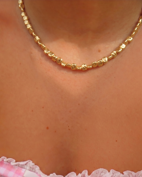 Shiny metal top kolye necklace from İrva Collection featuring a sleek, modern design with a chain and pendant.