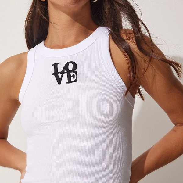 Kadın Beyaz Halter Yaka Nakışlı Fitilli Crop Örme Bluz