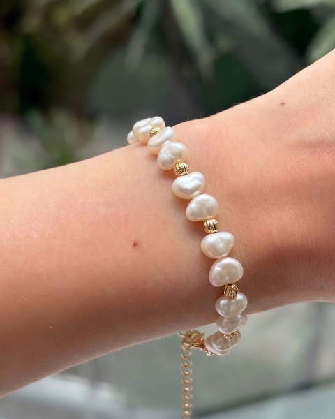 Gold Topçuklu İnci Bileklik from İrva Collection featuring intricate gold and pearl bead design on a delicate bracelet.