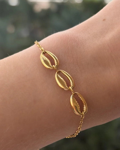 İrva Collection Deniz Kabuğu Bileklik featuring a shell charm on a delicate chain, perfect for beach-inspired jewelry.