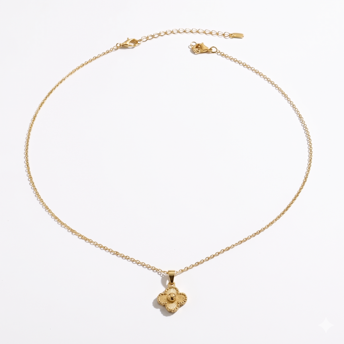Gold-plated minimalist Celtic clover necklace by İrva Collection featuring a delicate chain and detailed leaf pendant.