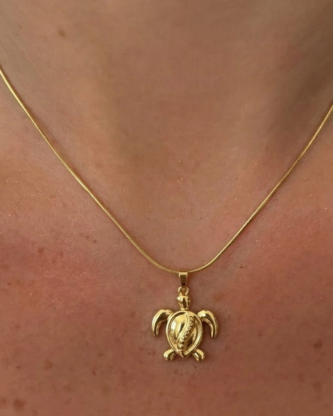 Large turtle pendant necklace from İrva Collection, featuring a detailed turtle charm on a chain.
