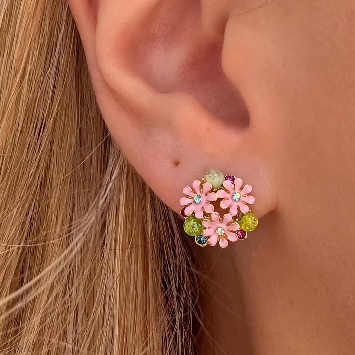 İrva Collection Çiçek Bahçesi küpe with floral design, featuring delicate petals and intricate metalwork on a white background.