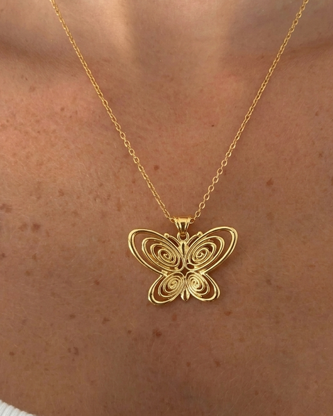 İrva Collection Kararmaz Masumiyet Müzesi Füsun Kelebek kolye with delicate butterfly pendant on a chain, displayed on a neutral background.
