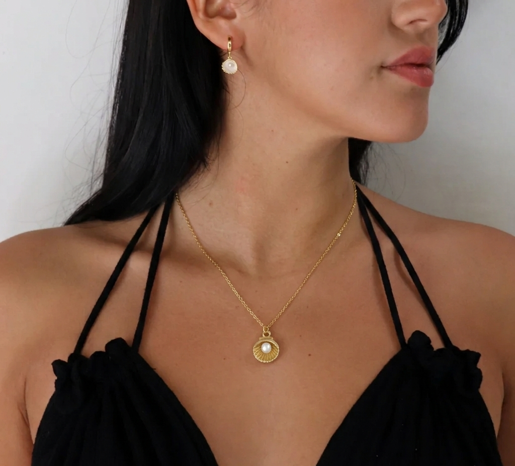 İrva Collection Sea Girl kolye featuring a delicate design with ocean-themed elements and a shimmering finish.