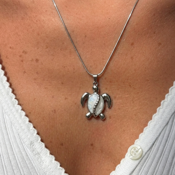 Gold and turquoise beaded turtle pendant necklace from İrva Collection featuring a detailed turtle charm on a delicate chain.