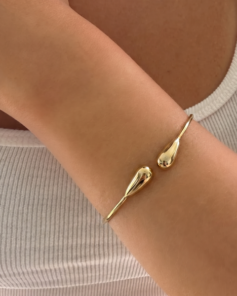 Silver Botte Model Bilezik by İrva Collection featuring intricate chain links and a sleek, modern design.