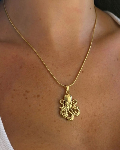 Kararmaz Ahtapot Kolye by İrva Collection featuring a detailed octopus pendant on a silver chain.