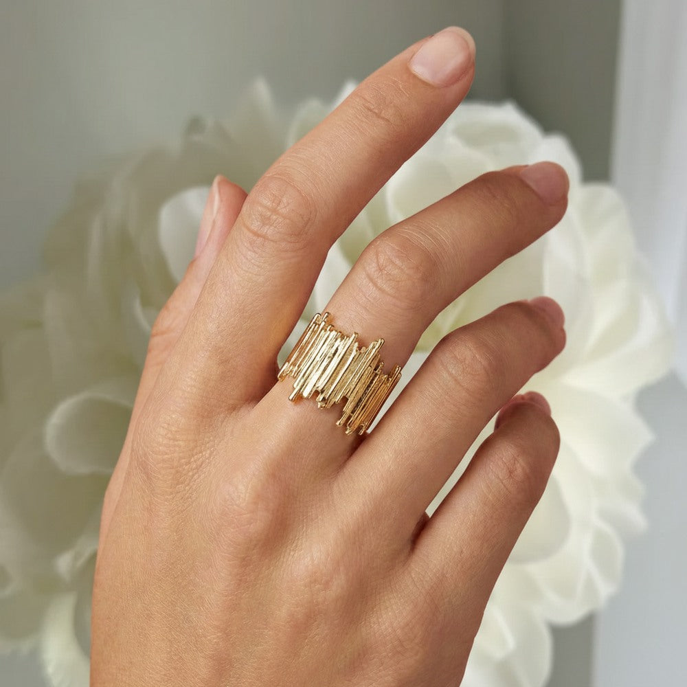 Vintage Yüzük by İrva Collection featuring intricate design with antique silver finish, detailed craftsmanship, and elegant style.