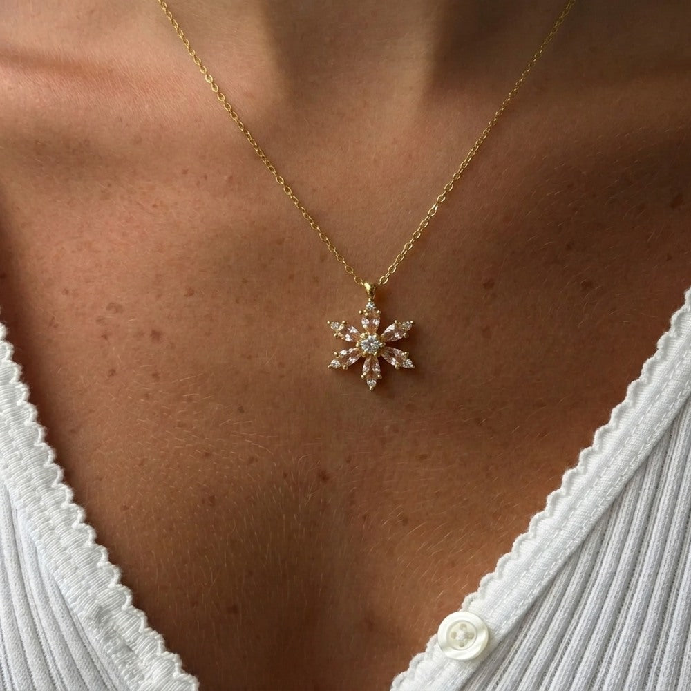 Kararmaz Taşlı Çiçek Kolye