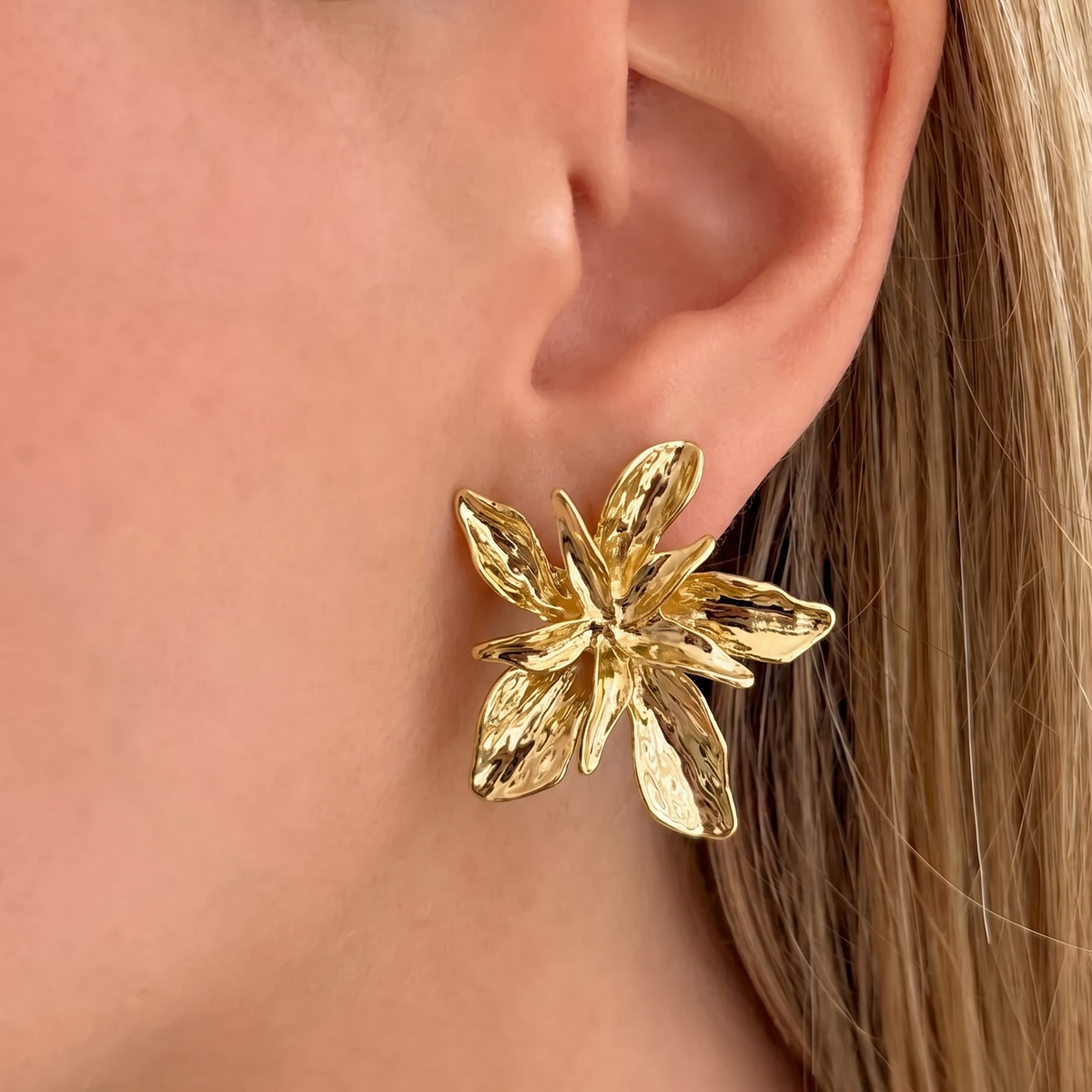 Viral Büyük Çiçek Küpe by İrva Collection featuring large floral design in gold-tone metal on a white background