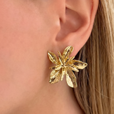 Viral Büyük Çiçek Küpe by İrva Collection featuring large floral design in gold-tone metal on a white background