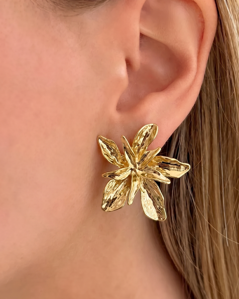 Viral Büyük Çiçek Küpe by İrva Collection featuring large floral design in gold-tone metal on a white background