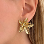 Viral Büyük Çiçek Küpe by İrva Collection featuring large floral design in gold-tone metal on a white background