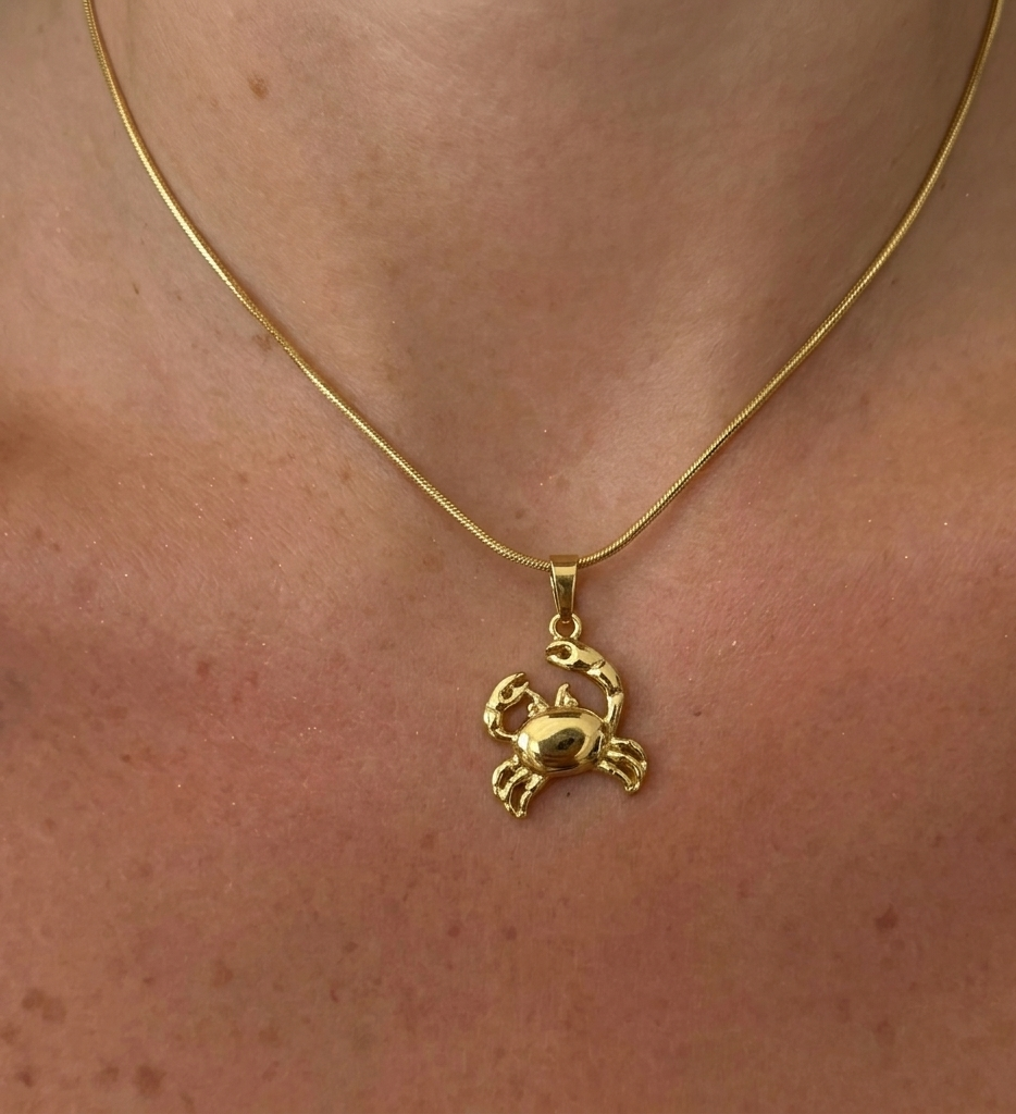 Gold Yengeç Kolye from İrva Collection featuring a detailed crab pendant on a delicate chain.
