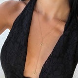 Yıldız detaylı Y kolye from İrva Collection featuring a sleek gold chain with star-shaped pendant on a white background.