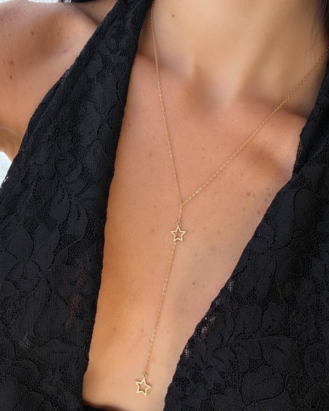 Yıldız detaylı Y kolye from İrva Collection featuring a sleek gold chain with star-shaped pendant on a white background.