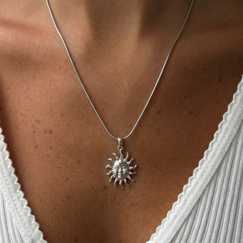 Kararmaz Gümüş Güneş Kolye