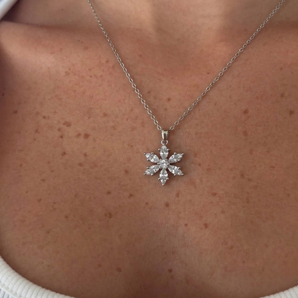 Kararmaz Gümüş Taşlı Çiçek Kolye