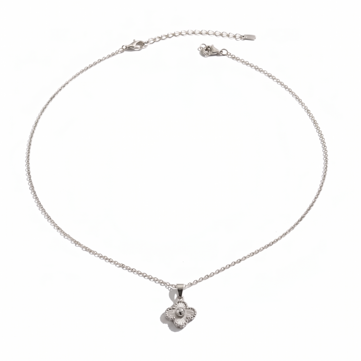 Çelik minimal altın kaplama yonca kolye from İrva Collection with delicate pendant on a chain, close-up of jewelry.