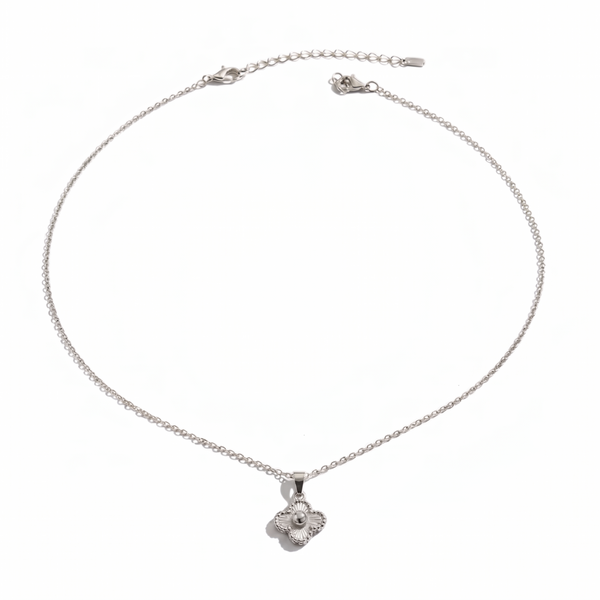 Çelik minimal altın kaplama yonca kolye from İrva Collection with delicate pendant on a chain, close-up of jewelry.