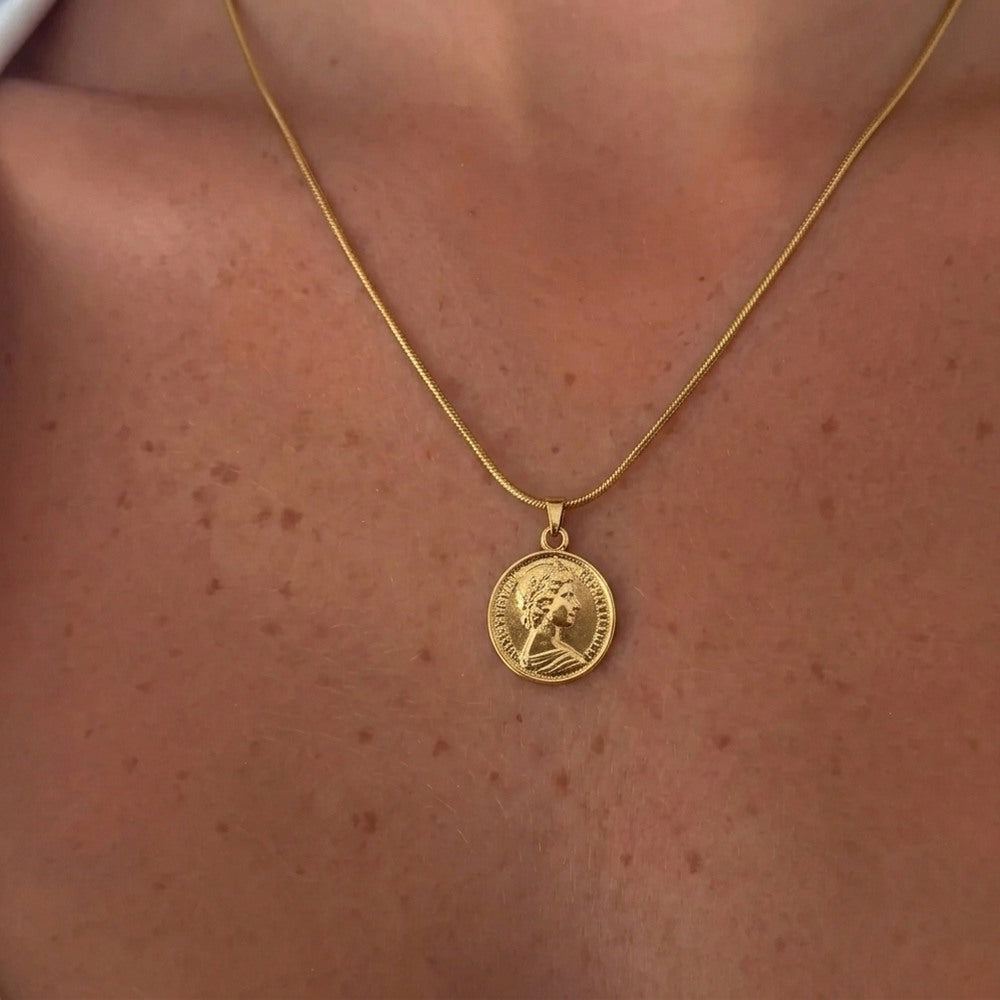 Kararmaz Madalyon Kolye