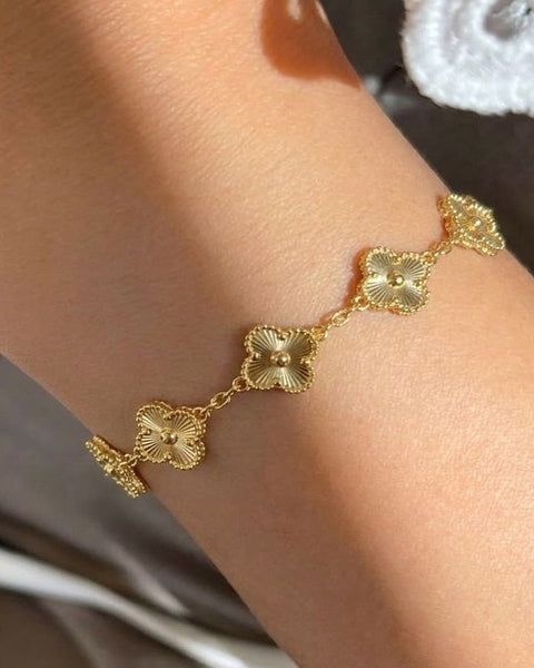 Kararmaz Yonca Bileklik from İrva Collection featuring a delicate jewelry bracelet with leaf-inspired design in silver tone.