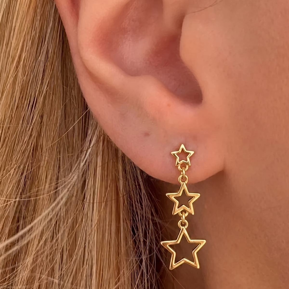 İrva Collection Sallantılı Yıldız Küpe with dangling star design, shiny gold finish, stylish jewelry for women.