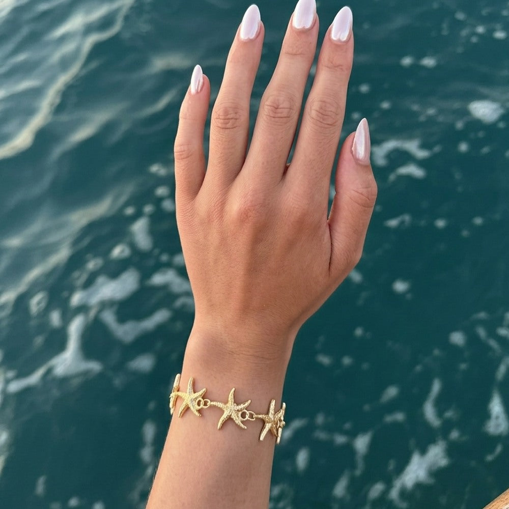 İrva Collection Kararmaz Deniz Kabuğu Bileklik featuring a seashell design on a delicate bracelet for beach-inspired jewelry.